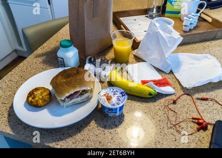 Petit déjeuner à emporter dans une chambre d'hôtel pendant la pandémie du coronavirus, saucisses et bacon, pommes de terre sautées, Staybridge Suites, Liverpool, Royaume-Uni Banque D'Images