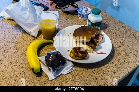 Petit déjeuner à emporter dans une chambre d'hôtel pendant la pandémie du coronavirus, saucisses et bacon, pommes de terre sautées, Staybridge Suites, Liverpool, Royaume-Uni Banque D'Images