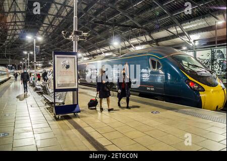 Passagers quittant le service de pointe Avanti West Coast en masques faciaux pendant une pandémie de coronavirus, Lime Street Station Liverpool, Angleterre, capacité de 5 % Banque D'Images