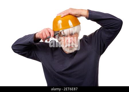 Plan horizontal d'un vieil homme qui se donne une coupe de cheveux à l'aide d'un bol jaune sur sa tête pendant la pandémie. Arrière-plan blanc. Banque D'Images