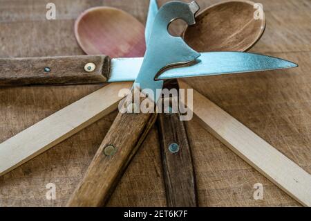 Un ensemble de couteaux de cuisine avec poignées en bois et en bois cuillères sur fond rustique Banque D'Images
