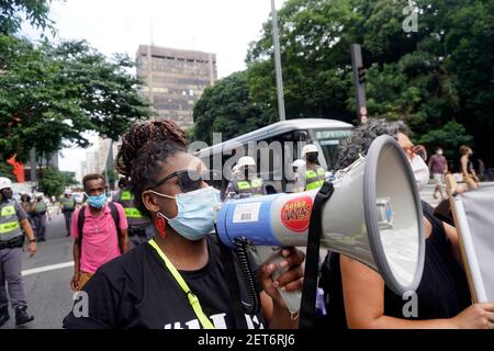 31 janvier 2021: Manifeste participam de protesto contra o presidente Jair Bolsonaro e seu manejo da nova doença coronavà-rus, COVID-19, em São Paulo, em 31 de janeiro de 2021. - O novo coronavÃ-rus matou pelo menos 2.219.793 pessoas em todo o mundo, incluindo 223.945 no Brasil, desde que o surto chirurgiu na China em dezembro de 2019, de acordo com uma contagem de fontes oficiais. (Image de crédit : © Cris Faga/ZUMA Wire) Banque D'Images