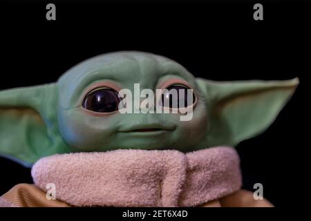 Decembre L Enfant Ou Le Bebe Yoda Personnage Fictif De La Serie Televisee Le Mandalaorien Photo Stock Alamy
