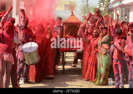 Les dévotés hindous dansent sur des rythmes de dhol lors d'une procession de Lord Krishna à l'occasion du festival Holi à Beawar, Rajasthan, Inde. Photo: Sumit Saraswat Banque D'Images