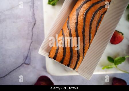 Roulé suisse aux fraises ou roulade à la crème et à la bruine de chocolat, sélectif Banque D'Images