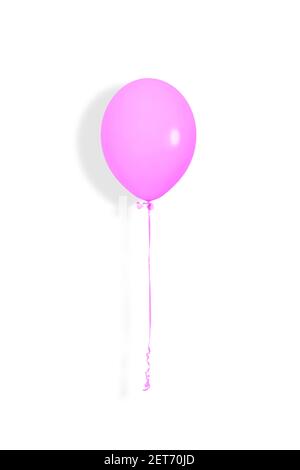 Ballon rose ou violet. Concept de fête ou de présent. Pastel Violet Balloon isolé sur fond blanc. Banque D'Images