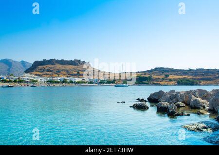 Magnifique paysage méditerranéen de la baie de Haraki sur la côte est de l'île de Rhodes, Grèce Banque D'Images