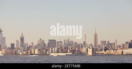 Panorama de Manhattan au coucher du soleil, image colorée, New York City, Etats-Unis. Banque D'Images