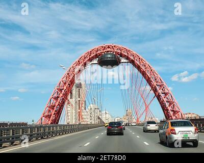 MOSCOU, RUSSIE-11 AOÛT 2019 : pont rouge pittoresque au-dessus de la rivière Moskva, vue depuis l'autoroute passant sous le pont. Banque D'Images