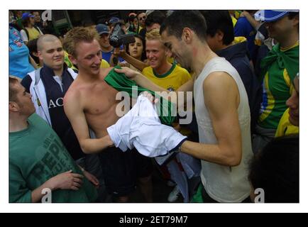 Les fans du Brésil et de l'Angleterre échangent des chemises à l'extérieur du Salsa Bar à l'intérieur Les Brésiliens de Londres célèbrent leur victoire sur l'Angleterre dans le monde Cup.pic David Sandison 21/6/2002 Banque D'Images