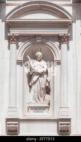 Statue de Saint Gerardo Sagredo par le sculpteur Giovanni Marchiori sur la façade de l'église Saint Roch, Chiesa di San Rocco. La façade date de 1765 à 1771. Venise, Italie Banque D'Images