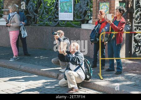 Saint-PÉTERSBOURG, Russie-le 7 juin 2015, les touristes chinois se prominent autour de Saint-Pétersbourg et prennent des photos des sites et de l'architecture de la ville. Banque D'Images