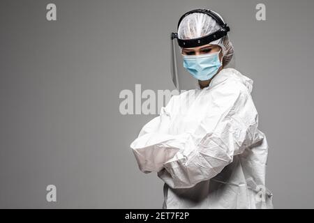 Gros plan photo de femme expert doc virologie centre clinique vêtements masque respiratoire bleu noismat uniforme costume plastique protection du visage gris isolé Banque D'Images