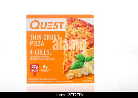 Quest Thin Crust 4-Cheese bas carb keto régime pizza boîte Banque D'Images