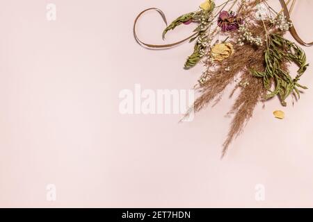 Composition florale de vacances minimale. Pampas herbe avec fleurs séchées  plantes bouquet sur fond rose. Plan d'étapage avec vue de dessus. Copier  l'espace Photo Stock - Alamy