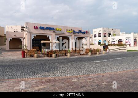 Doha, Qatar - novembre 20. 2019. Café vide en remblai dans le village culturel de Katara Banque D'Images