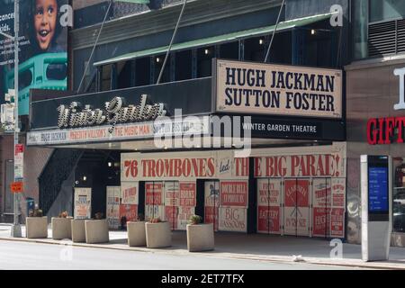 Le chapiteau du Winter Garden Theatre de Broadway avec les noms de Hugh Jackman et Sutton Foster, stars du Music Man Banque D'Images