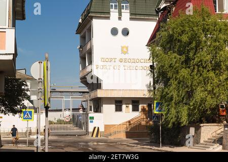 Russie, Crimée, Feodosia 18 septembre 2020 - entrée sur le territoire du port de Feodosia sur la rue Gorky. Texte russe: Port de Feodosia Banque D'Images