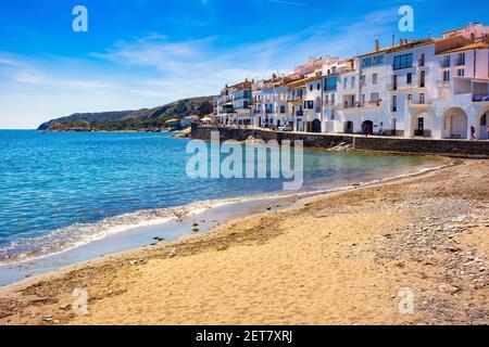 Vue depuis la plage du front de mer de Cadaqués, Costa Brava, Espagne Banque D'Images