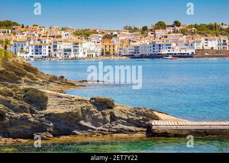Vue de la pointe de la baie de la ville de Cadaques, Catalogne Banque D'Images