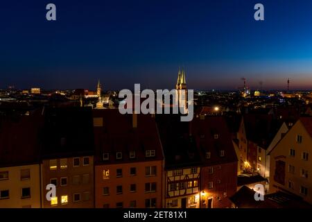 Vue depuis le château de Nuremberg sur la ville de Nuremberg la nuit. Banque D'Images