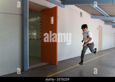 Santiago, Metropolitana, Chili. 1er mars 2021. Un enfant court dans les couloirs de l'école au cours de la récréation, avec le masque, le premier jour des cours en face à face à l'école municipale de Las Condes, au milieu des mesures de prévention du coronavirus. Credit: Matias Basualdo/ZUMA Wire/Alamy Live News Banque D'Images