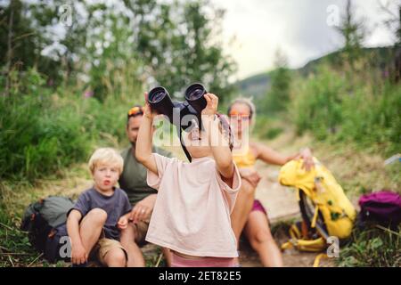 Famille avec de petits enfants randonnée en plein air en été nature, assis et se reposer. Banque D'Images
