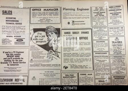 Vue générale des annonces d'emploi dans le journal Evening News (lundi 27 avril 1964), Londres, Royaume-Uni. Banque D'Images