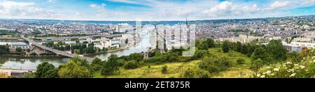 Vue panoramique aérienne de Rouen en une belle journée d'été, France Banque D'Images