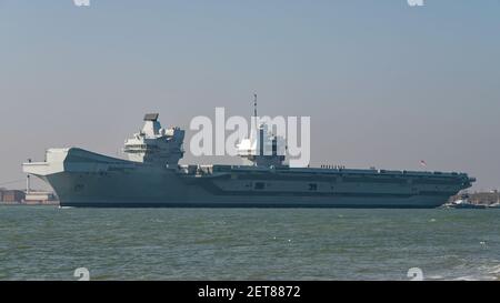 Le porte-avions de la Royal Navy, HMS Queen Elizabeth (R08), a été vu au départ de Portsmouth (Royaume-Uni) le 1/3/21 pour des essais en mer post-maintenance. Banque D'Images