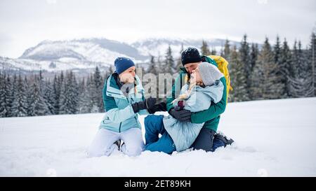 Famille avec petite fille s'amuser en plein air en hiver nature, montagnes Tatra Slovaquie. Banque D'Images