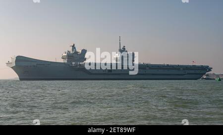 Le porte-avions de la Royal Navy, HMS Queen Elizabeth (R08), a été vu au départ de Portsmouth (Royaume-Uni) le 1/3/21 pour des essais en mer post-maintenance. Banque D'Images