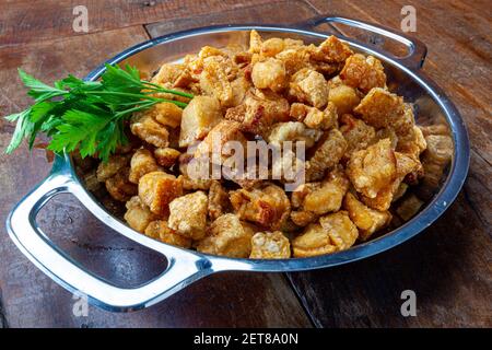 Rince-porc (torrémo) sur une table en bois rustique dans le restaurant. Plat typique de la cuisine brésilienne et asiatique Banque D'Images