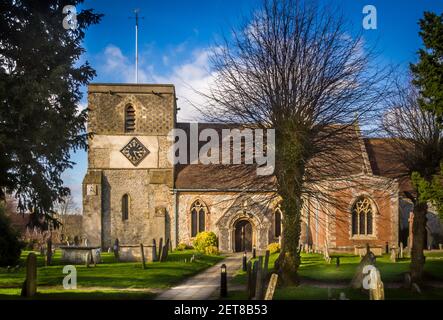 L'église de Kintbury à Kintbury était une cathédrale saxonne, mais la plupart des bâtiments actuels datent du XIIe siècle. Il a de bonnes portes normandes sur la mort Banque D'Images