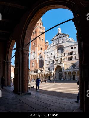 Ancienne cathédrale de Cremona avec le célèbre clocher de Torrazzo sur la belle place du marché Piazza Duomo à Cremona, Lombardie, Italie Banque D'Images