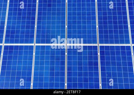 Vue aérienne des grands panneaux solaires bleus d'un bâtiment toit Banque D'Images