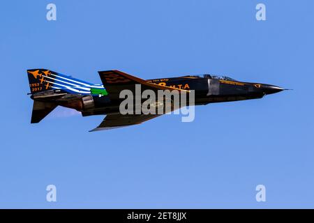 Avion à réaction de reconnaissance Hellenic Air Force RF-4e Phantom II décollage avec postcombustion de la base aérienne de Larissa. Grèce - 4 mai 2017. Banque D'Images