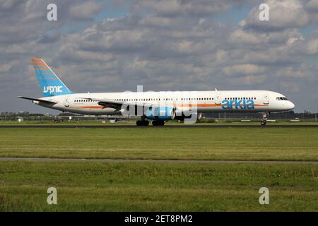 Le Boeing 757-300 d'Arkia Israeli Airlines avec enregistrement 4X-BAW vient d'atterrir sur la piste 18R (Polderbaan) de l'aéroport d'Amsterdam Schiphol. Banque D'Images