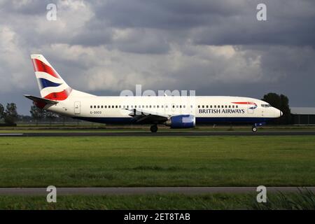Le Boeing 737-400 de British Airways, immatriculé G-DOCO, vient d'atterrir sur la piste 18R (Polderbaan) de l'aéroport d'Amsterdam Schiphol. Banque D'Images