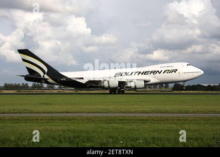 Southern Air Boeing 747-200F avec l'enregistrement N761SA vient d'atterrir sur la piste 18R (Polderbaan) de l'aéroport d'Amsterdam Schiphol. Banque D'Images