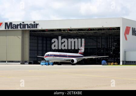 Hollandais Martinair Boeing 767-300 avec enregistrement pH-MCL en livrée rétro spéciale étant remorqué à l'aéroport d'Amsterdam Schiphol. Banque D'Images