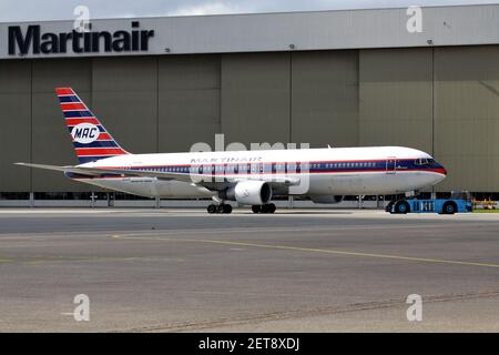 Hollandais Martinair Boeing 767-300 avec enregistrement pH-MCL en livrée rétro spéciale étant remorqué à l'aéroport d'Amsterdam Schiphol. Banque D'Images