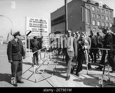 Le directeur du corps de la paix, Sargent Shriver, inspecte Checkpoint Charlie pendant son mandat Visite à Berlin le 26,1964 avril Banque D'Images