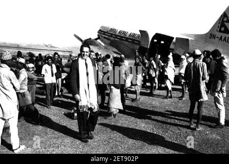 Le Directeur du corps de la paix, Sargent Shriver, arrive au Népal en 1964 - 030 NPL 042204-P00957. Banque D'Images