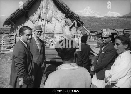 Le Directeur du corps de la paix, Sargent Shriver, visite un village au Népal en 1964 Banque D'Images