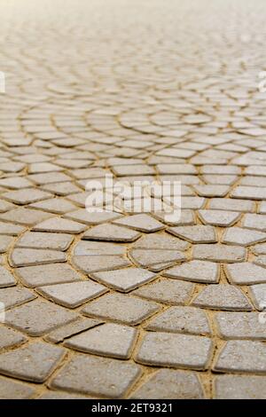 Une route pavée pavée avec un motif en forme de cercle Banque D'Images