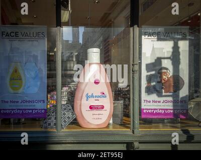 Une Bouteille Gonflable Geant De Johnson Johnson Lotion Pour Bebes De La Marque S Affiche Dans La Fenetre D Une Valeur Nominale De L Aide Sante Beaute Boutique A New York Le Dimanche