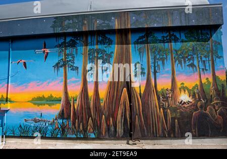 Pink Flamingo Diner à High Springs, Floride, avec des peintures murales extérieures spectaculaires représentant l'histoire et la nature locales de la Floride. Banque D'Images