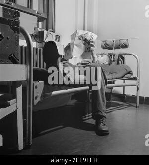 Le Sergent George Camblair lisant un article dans un magazine tout en se relaxant après le dîner, fort Belvoir, Virginie, États-Unis, Jack Delano, U.S. Office of War information, septembre 1942 Banque D'Images