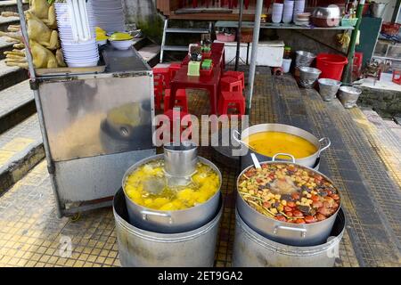 Street café avec la nourriture vietnamienne comme pho bo à Da Lat, Vietnam, août 2015 Banque D'Images